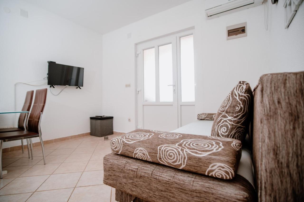 Apartmens Leona Apartment Karlobag Exterior photo