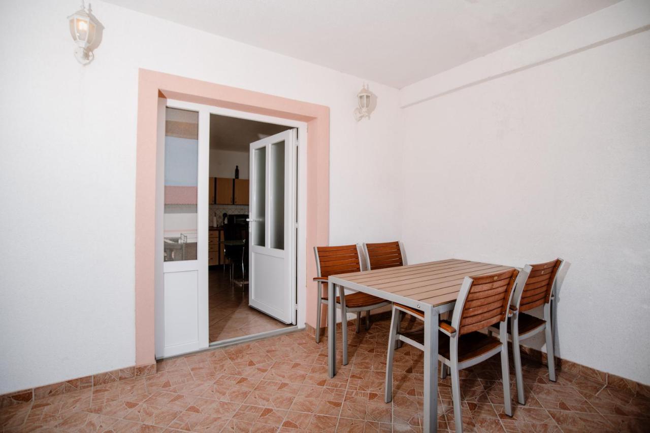 Apartmens Leona Apartment Karlobag Exterior photo