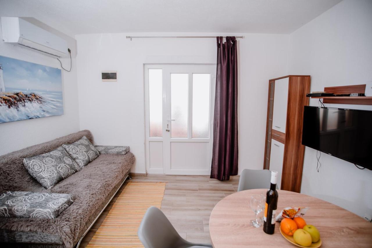 Apartmens Leona Apartment Karlobag Exterior photo