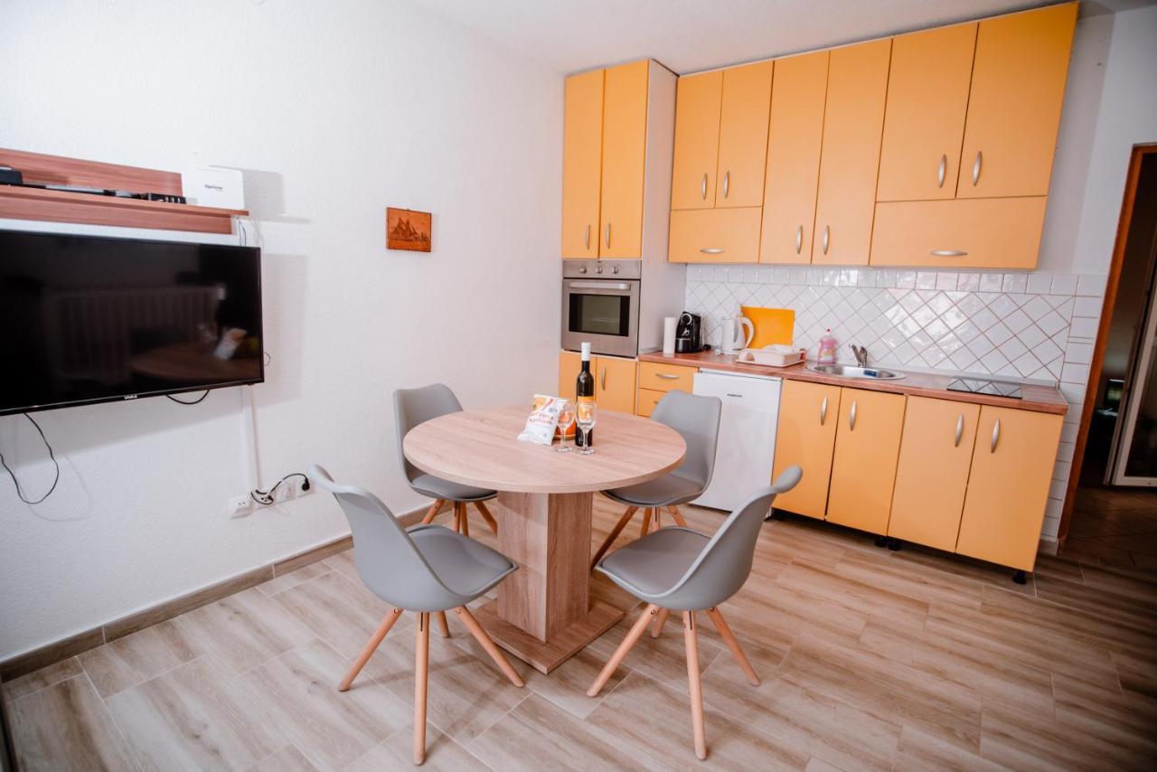 Apartmens Leona Apartment Karlobag Exterior photo