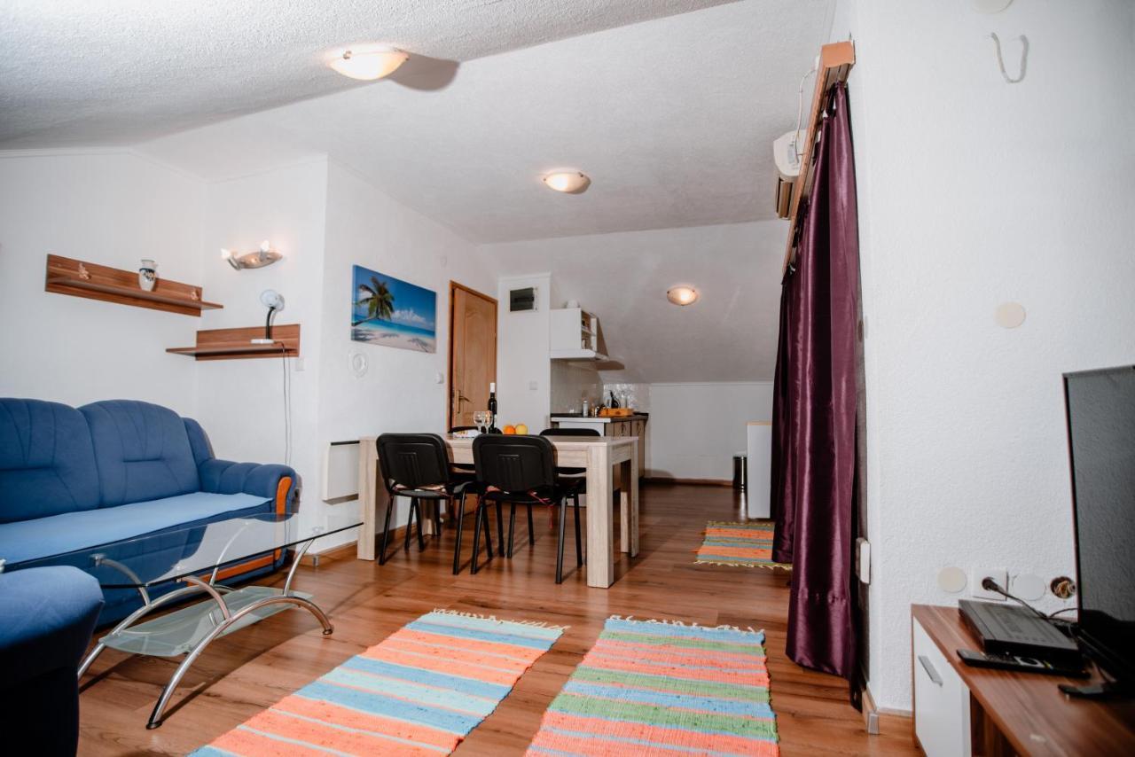 Apartmens Leona Apartment Karlobag Exterior photo