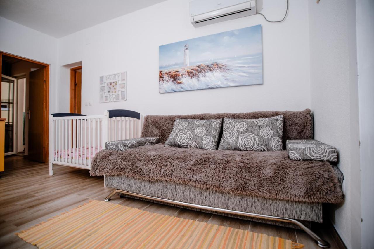 Apartmens Leona Apartment Karlobag Exterior photo